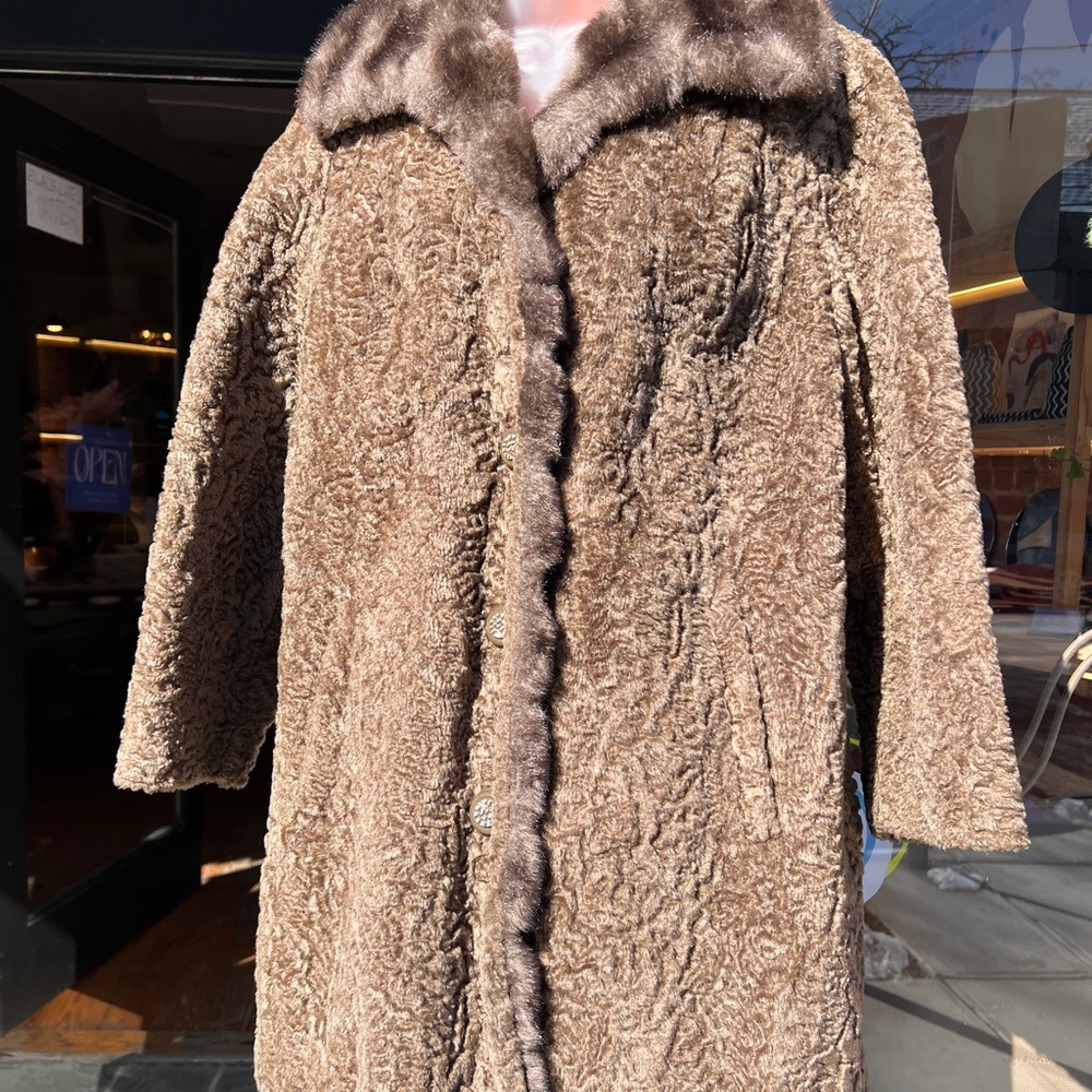 Vintage Brown Faux Fur Coat – Elegant & Timeless Statement Piece